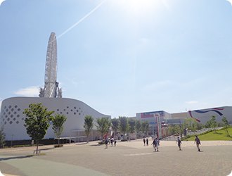 EXPOCITYの観覧車と商業施設