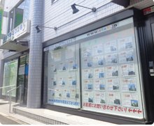 住まーとふる 店舗外観（物件情報を掲示した窓）